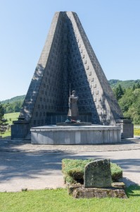 Vojnový cintorín s Pamätníkom čs. armádneho zboru na Dukle_695x1050