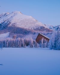 The,Serene,Beauty,Of,Strbske,Pleso,Lake,Surrounded,By,Snow-capped